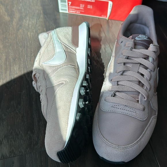 internationalist pink